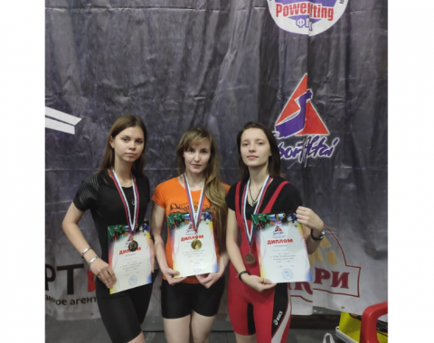 Преподаватель и студентки Академии успешно выступили на Кубке Алтайского края по жиму штанги лежа