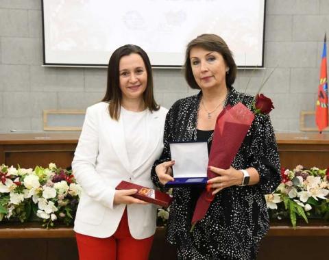 Директор Центра дополнительного образования академии награждена нагрудным знаком «Барнаул»