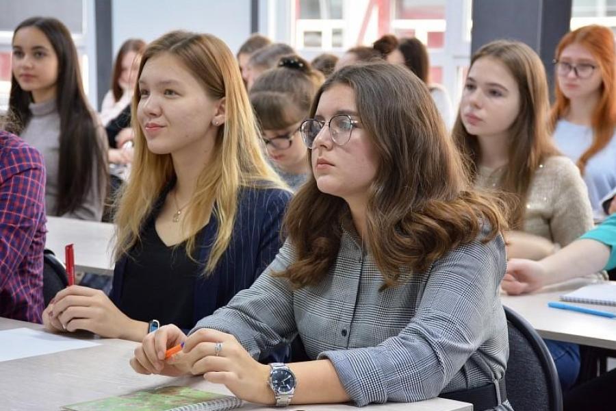 Приглашаем школьников на бесплатные консультации по подготовке к ЕГЭ по русскому языку