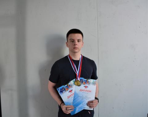 Студент филиала завоевал 1 и 2 места на первенстве Алтайского края по жиму штанги лёжа