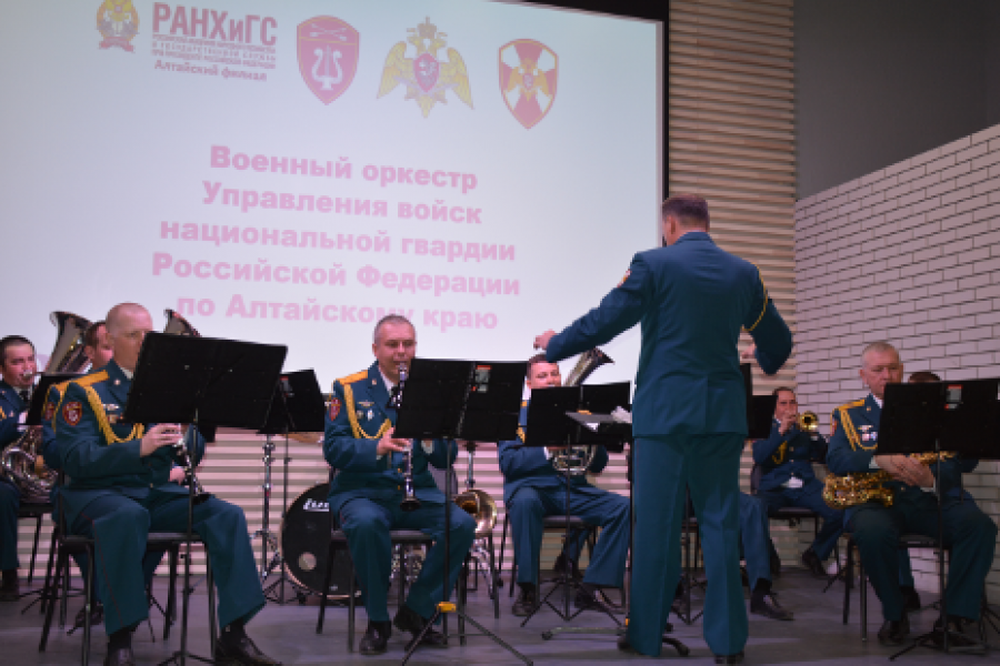 Песни военных лет для студентов Академии исполнил военный оркестр