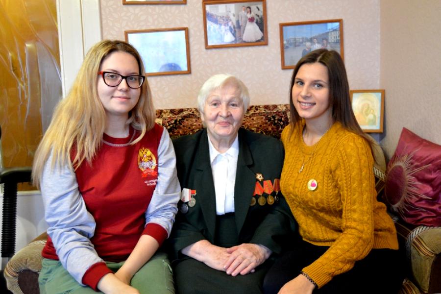 Активисты Алтайского филиала РАНХиГС посетили ветеранов Великой Отечественной войны