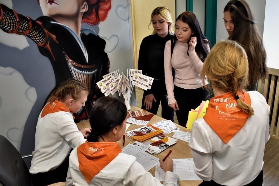 220 человек посетили День открытых дверей в Алтайском филиале РАНХиГС