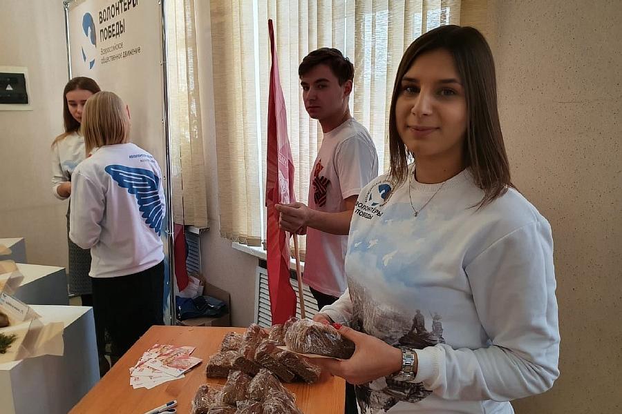 Дети войны и блокадный хлеб: волонтеры отряда Академии приняли участие в памятных акциях