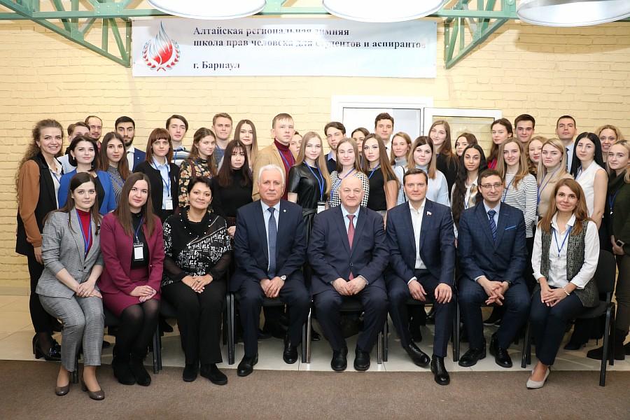 Студенты юридического факультета Академии приняли участие в XVI Алтайской региональной зимней школе прав человека