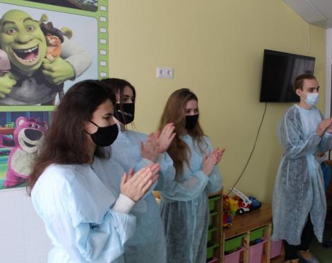 Волонтёры Академии поддержали маленьких пациентов краевого клинического центра охраны материнства и детства в Барнауле