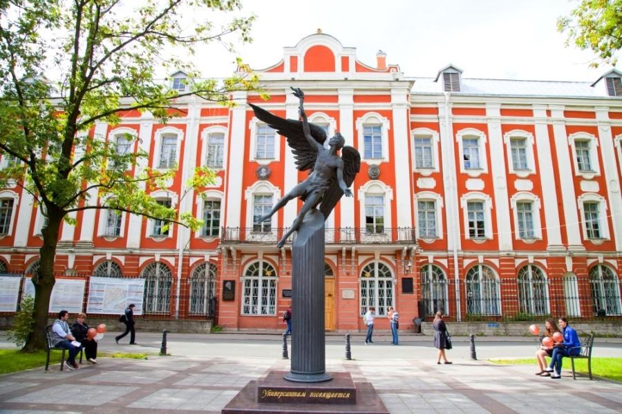 Научные традиции в семье: преподаватель филиала со своей дочерью выступил на крупной международной конференции в Санкт-Петербурге