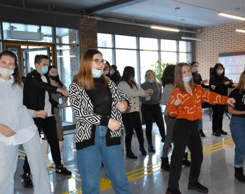 Студенты танцевальным флешмобом привлекли внимание к важной проблеме