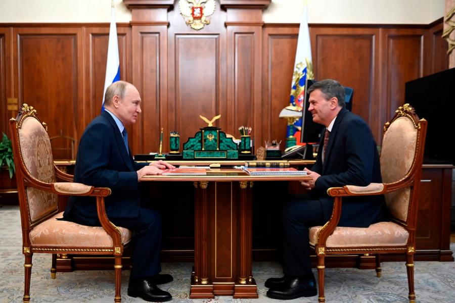 Владимир Путин провел встречу с ректором Президентской академии Алексеем Комиссаровым