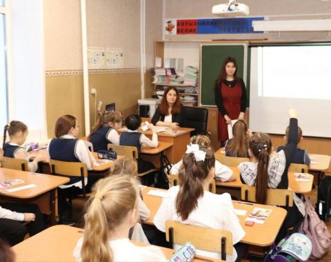 Студенты провели лекции, посвященные Дню Конституции РФ