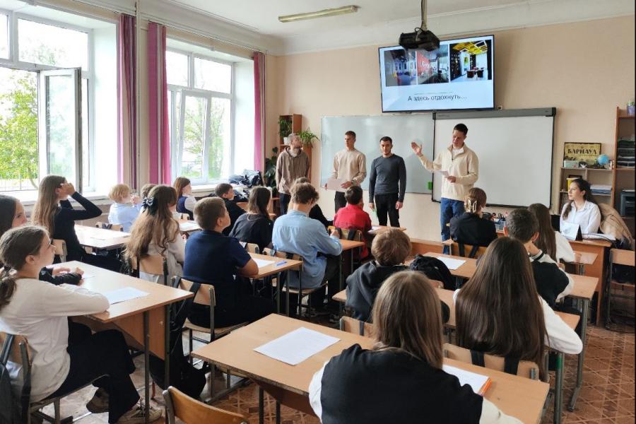 Студенты-юристы научили школьников противостоять кибермошенникам