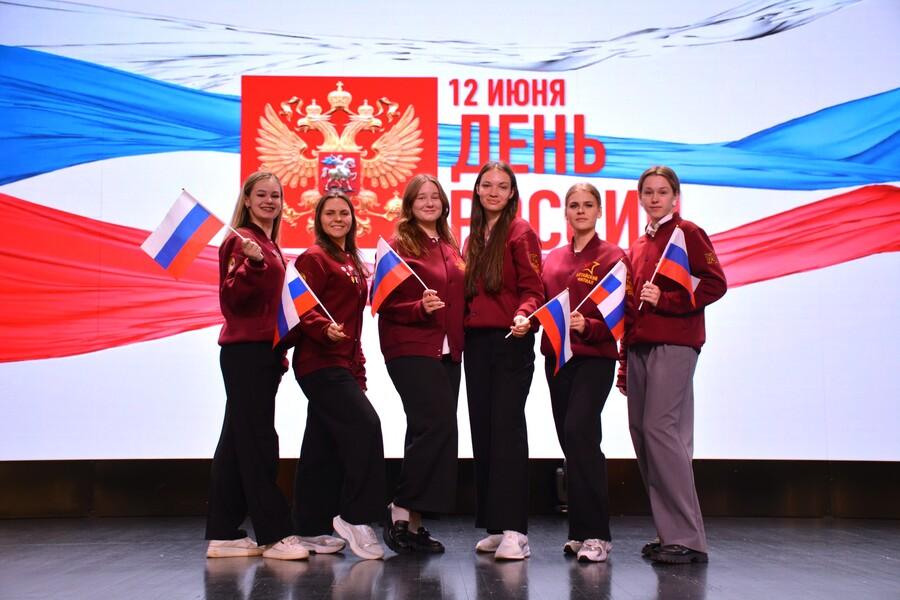 Патриотическая акция «Горжусь Россией» прошла в преддверии Дня России