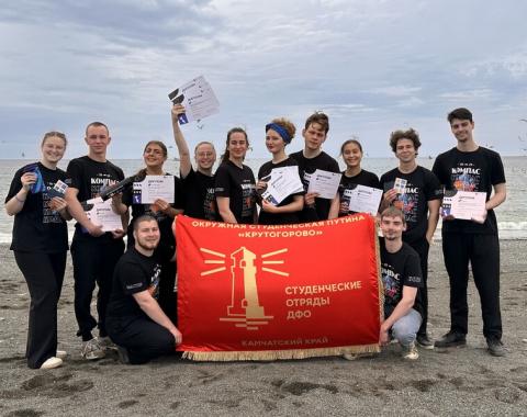 Отряд «Компас» получил знамя лучшего отряда окружного проекта