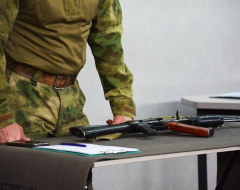 Патриотизм в действии: студенты и сотрудники соревновались в разборке оружия