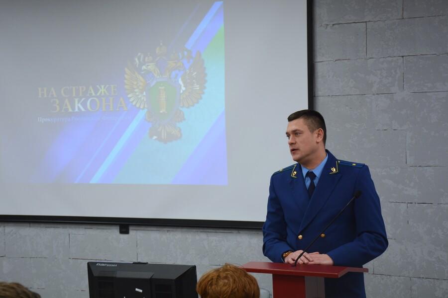 Честь, закон и мужество: в Алтайском филиале Президентской академии прошел кураторский час о буднях прокуратуры