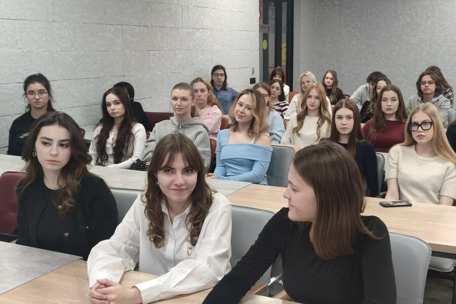 Студентам рассказали о борьбе с нелегальной занятостью и возможностях портала «Работа России»