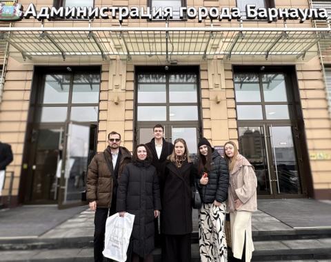 Студенты и преподаватели Алтайского филиала Президентской академии приняли участие в заседании Барнаульской городской думы