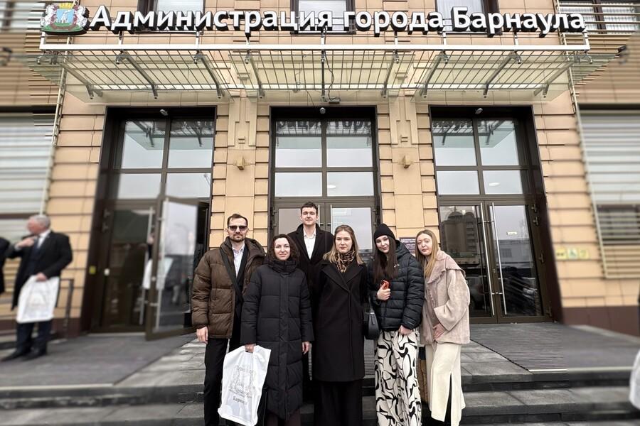Студенты и преподаватели Алтайского филиала Президентской академии приняли участие в заседании Барнаульской городской думы