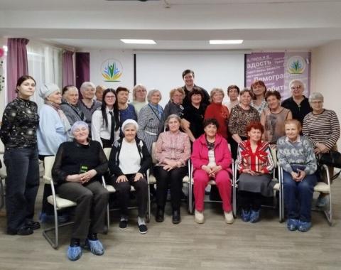 Студенты Академии помогают пожилым людям осваивать современные технологии