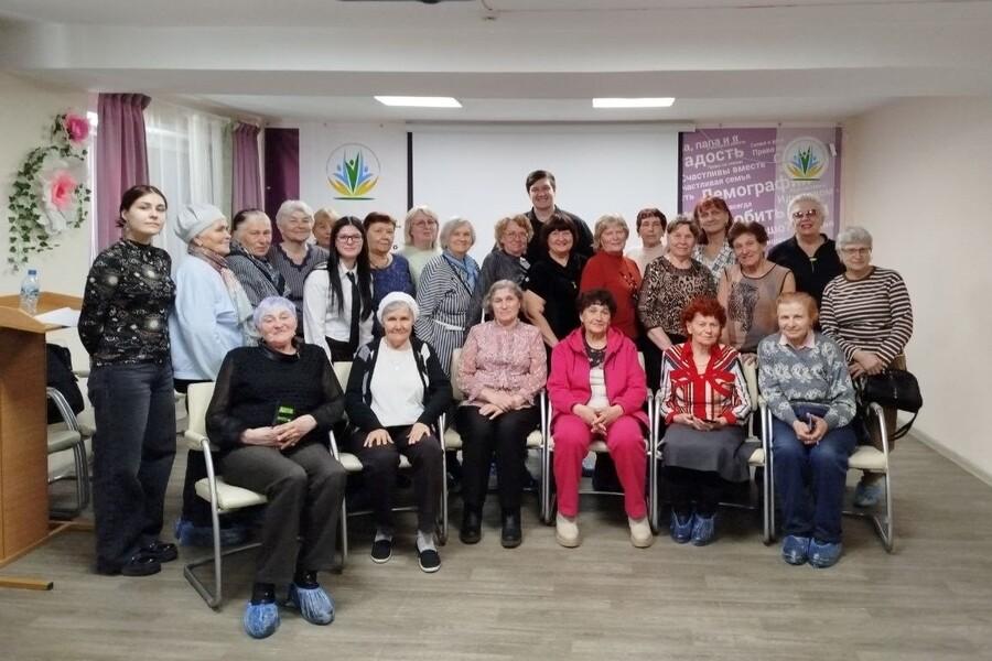 Студенты Академии помогают пожилым людям осваивать современные технологии