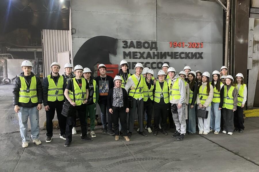 Студенты-экономисты посетили завод механических прессов: от истории эвакуации до современных технологий