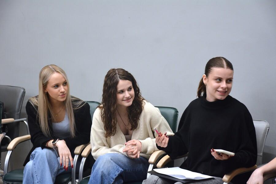 Фейк-контроль: студенты Академии вступили в игру на разоблачение лжи