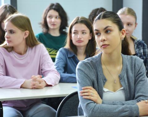 Актуальные вызовы: студенты обсудили с правоохранителями угрозы современности