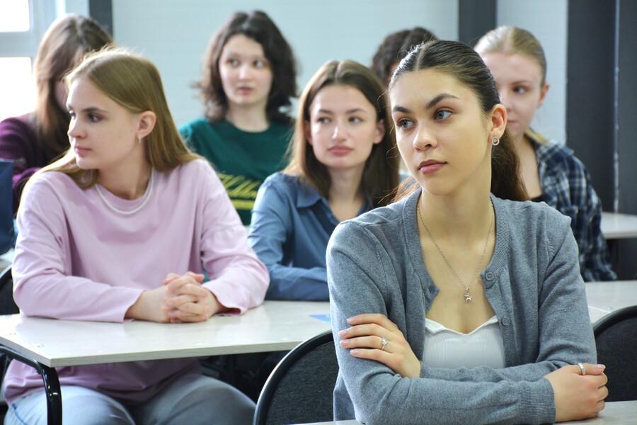 Актуальные вызовы: студенты обсудили с правоохранителями угрозы современности