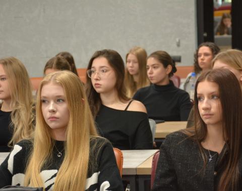 В Алтайском филиале Президентской академии прошли антинаркотические мероприятия для студентов